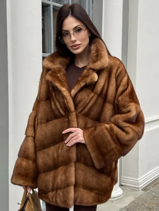 Короткая шуба с эффектным английским воротником в золотистом цвете