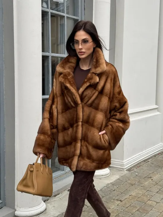 Короткая шуба с эффектным английским воротником в золотистом цвете