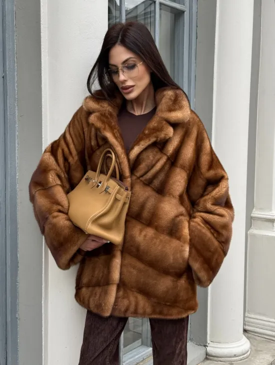 Короткая шуба с эффектным английским воротником в золотистом цвете