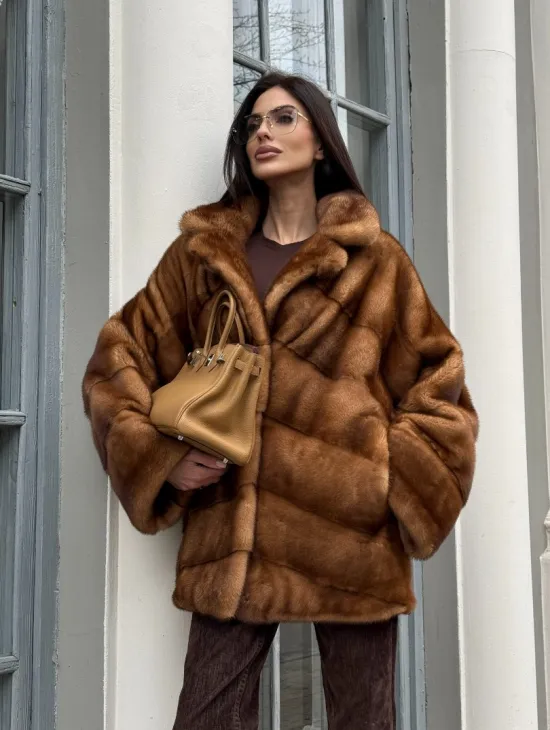 Короткая шуба с эффектным английским воротником в золотистом цвете