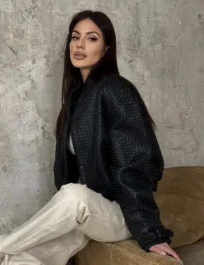 Черный женский бомбер из плетеной натуральной кожи