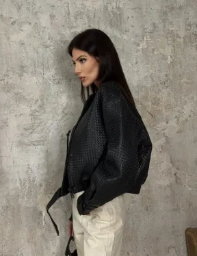 Черный женский бомбер из плетеной натуральной кожи