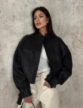 Черный женский бомбер из плетеной натуральной кожи