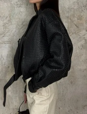 Черный женский бомбер из плетеной натуральной кожи