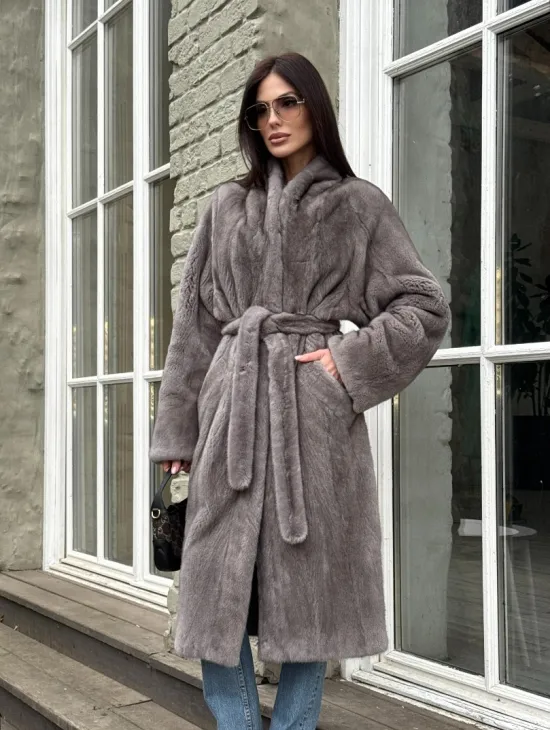 Шуба из скандинавской норки «Грей»  с V-образным воротником и внутренней резинкой на талии