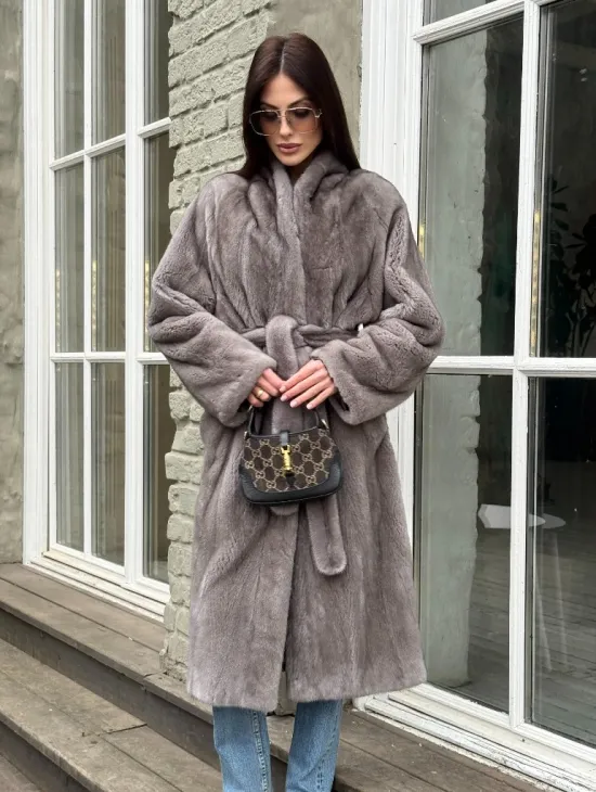 Шуба из скандинавской норки «Грей»  с V-образным воротником и внутренней резинкой на талии