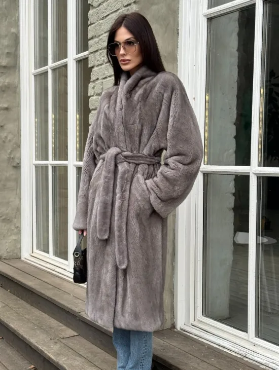 Шуба из скандинавской норки «Грей»  с V-образным воротником и внутренней резинкой на талии