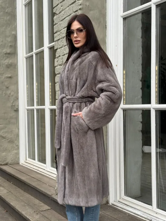 Шуба из скандинавской норки «Грей»  с V-образным воротником и внутренней резинкой на талии