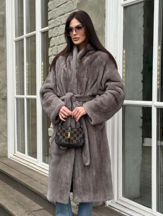 Шуба из скандинавской норки «Грей»  с V-образным воротником и внутренней резинкой на талии