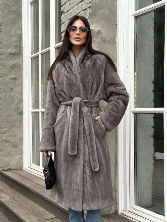 Шуба из скандинавской норки «Грей»  с V-образным воротником и внутренней резинкой на талии