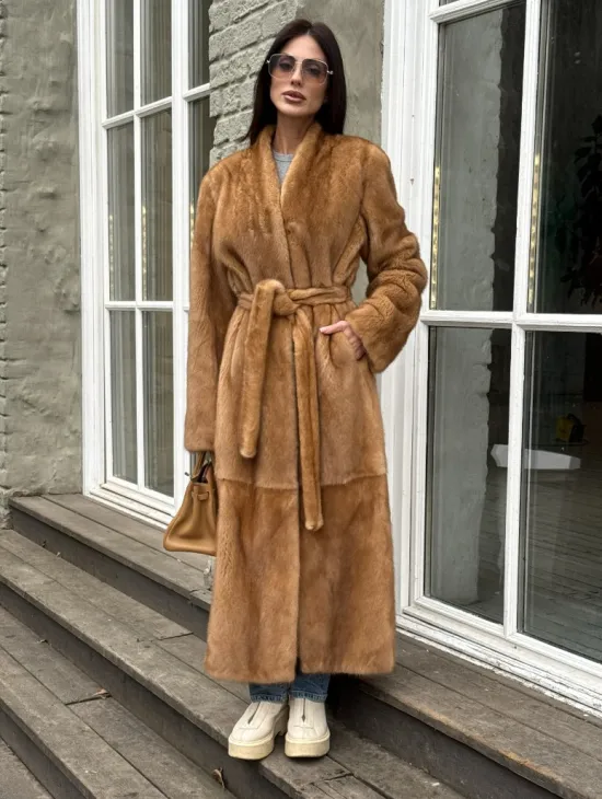 Шуба из норки «Gold» в классической выкладке с V-образным воротником и поясом