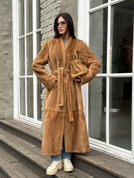 Шуба из норки «Gold» в классической выкладке с V-образным воротником и поясом