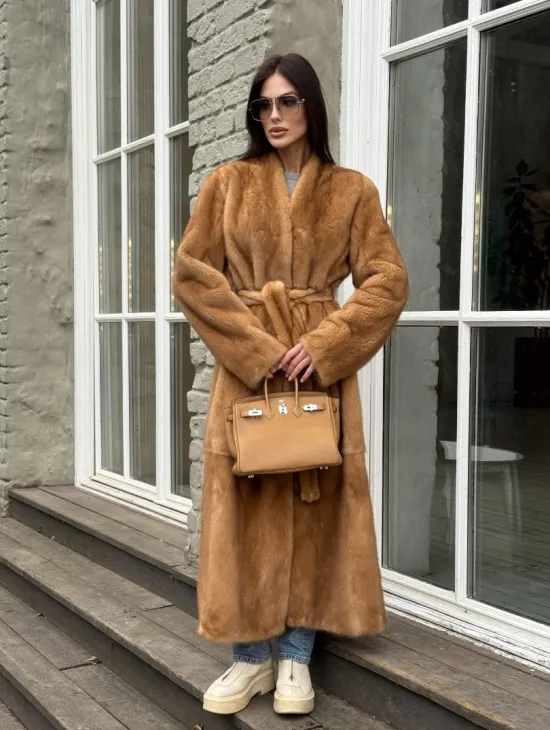 Шуба из норки «Gold» в классической выкладке с V-образным воротником и поясом