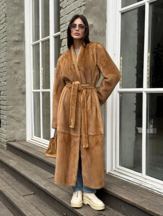 Шуба из норки «Gold» в классической выкладке с V-образным воротником и поясом