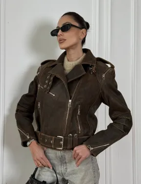 Коричневая куртка- косуха из натуральной винтажной кожи с отложным воротником и молниями на плечах