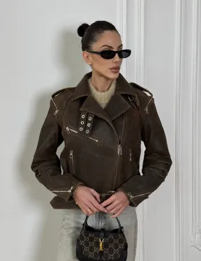 Коричневая куртка- косуха из натуральной винтажной кожи с отложным воротником и молниями на плечах