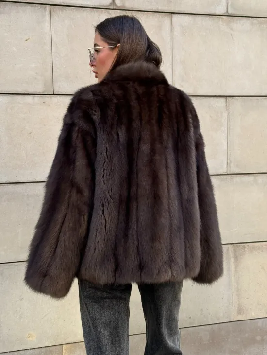 Стильный жакет - полушубок из куницы с V-образным воротником