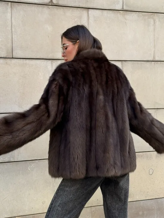 Стильный жакет - полушубок из куницы с V-образным воротником