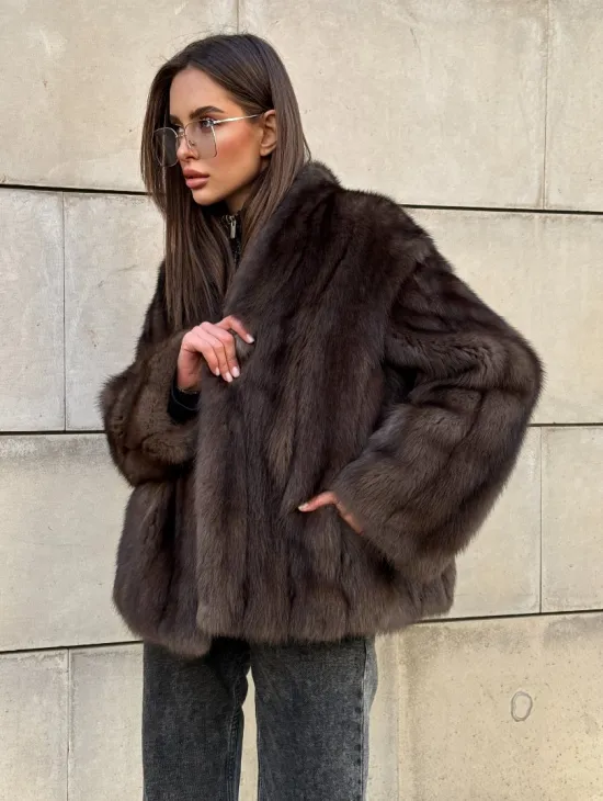 Стильный жакет - полушубок из куницы с V-образным воротником