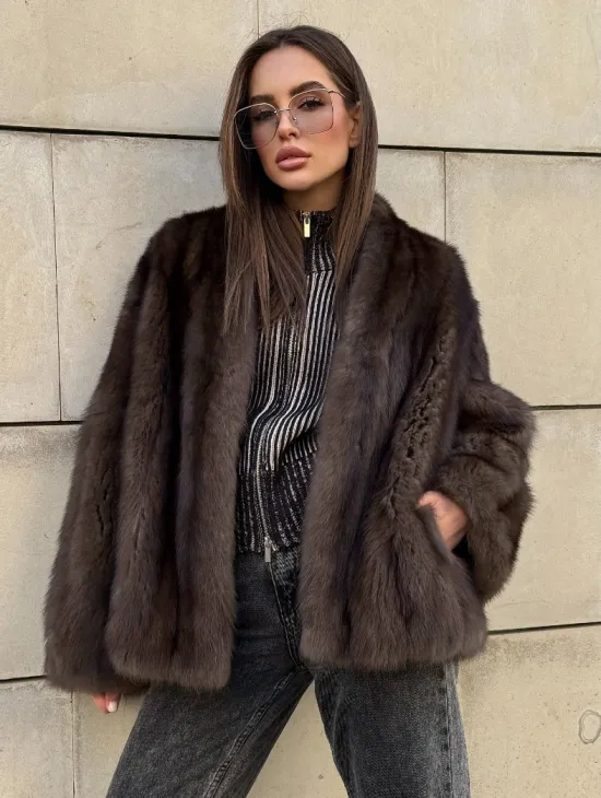 Стильный жакет - полушубок из куницы с V-образным воротником