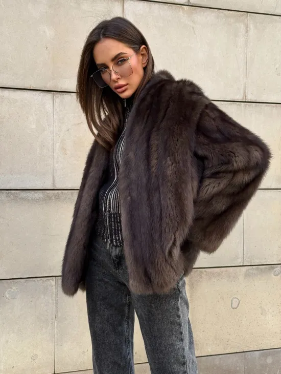 Стильный жакет - полушубок из куницы с V-образным воротником