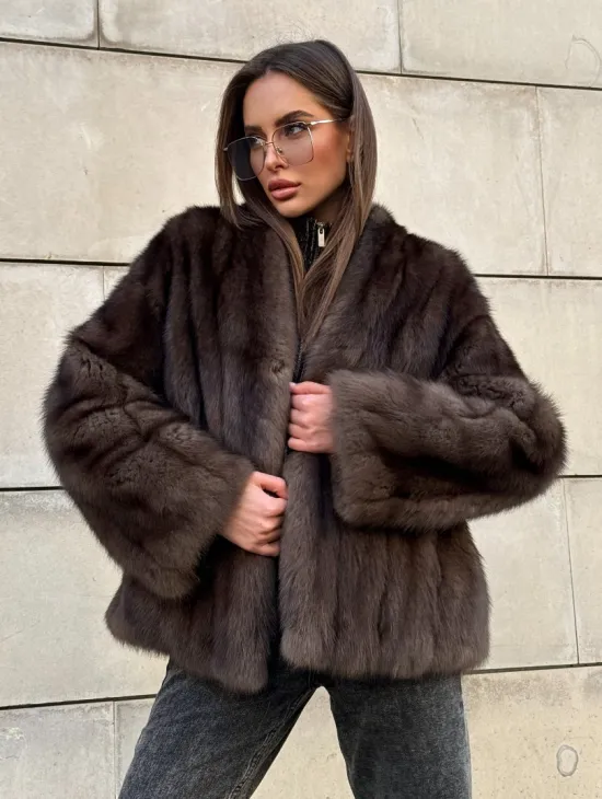 Стильный жакет - полушубок из куницы с V-образным воротником