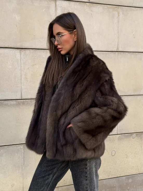 Стильный жакет - полушубок из куницы с V-образным воротником