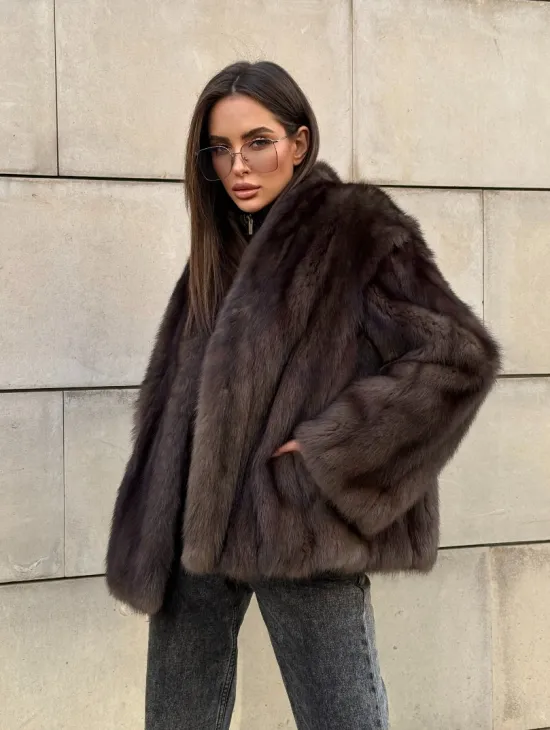 Стильный жакет - полушубок из куницы с V-образным воротником