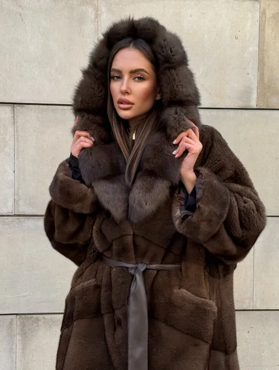 Шуба из плюшевой норки Velvet с капюшоном из меха куницы, средней длины
