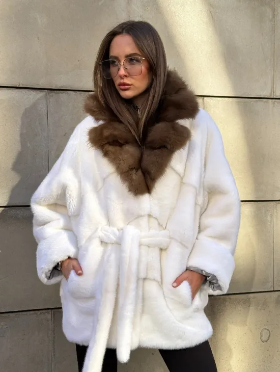 Белоснежная норковая шуба в стиле оверсайз с воротником из меха куницы