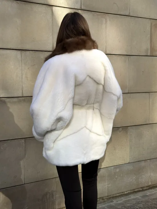 Белоснежная норковая шуба в стиле оверсайз с воротником из меха куницы