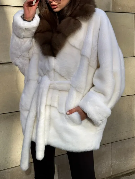 Белоснежная норковая шуба в стиле оверсайз с воротником из меха куницы