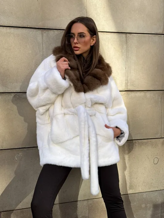 Белоснежная норковая шуба в стиле оверсайз с воротником из меха куницы