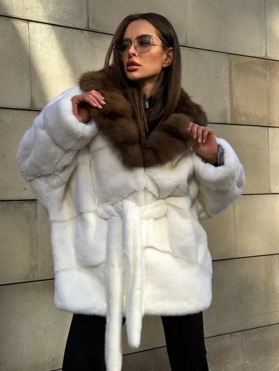 Белоснежная норковая шуба в стиле оверсайз с воротником из меха куницы