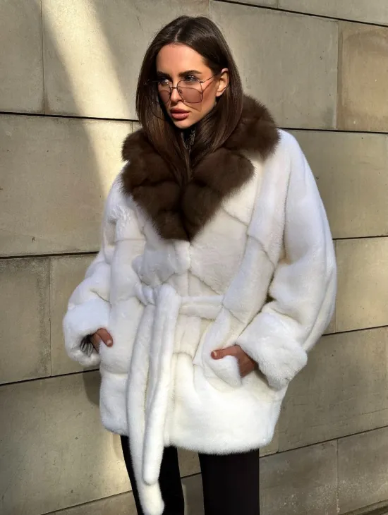 Белоснежная норковая шуба в стиле оверсайз с воротником из меха куницы