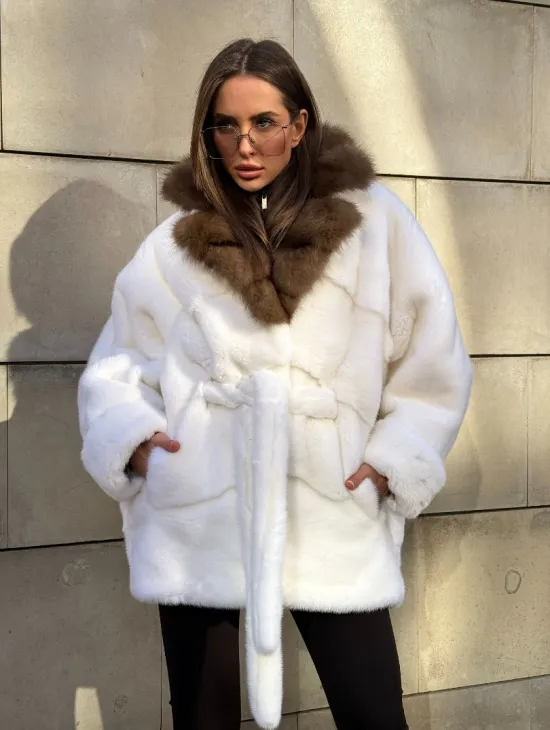 Белоснежная норковая шуба в стиле оверсайз с воротником из меха куницы