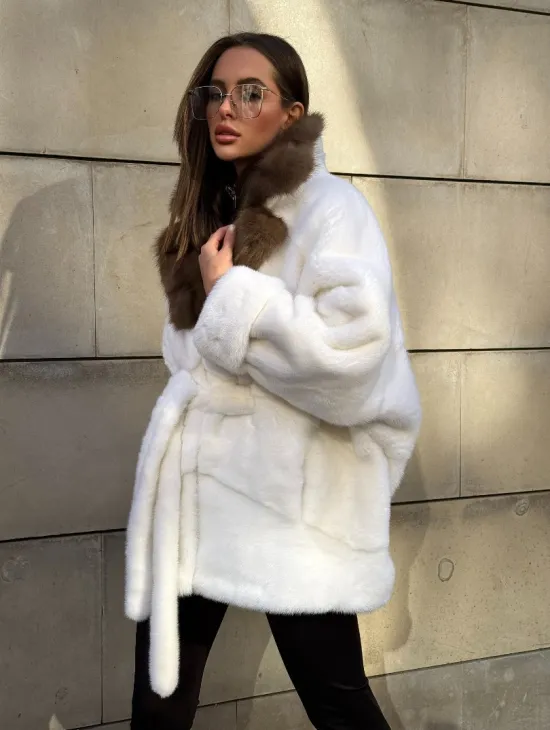 Белоснежная норковая шуба в стиле оверсайз с воротником из меха куницы