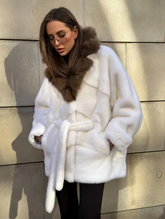Белоснежная норковая шуба в стиле оверсайз с воротником из меха куницы