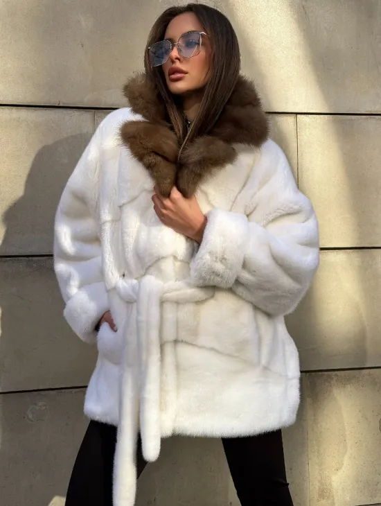 Белоснежная норковая шуба в стиле оверсайз с воротником из меха куницы