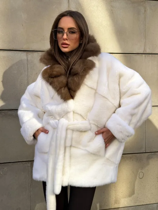 Белоснежная норковая шуба в стиле оверсайз с воротником из меха куницы
