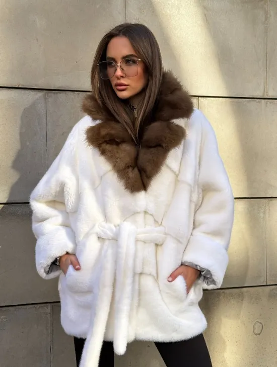 Белоснежная норковая шуба в стиле оверсайз с воротником из меха куницы
