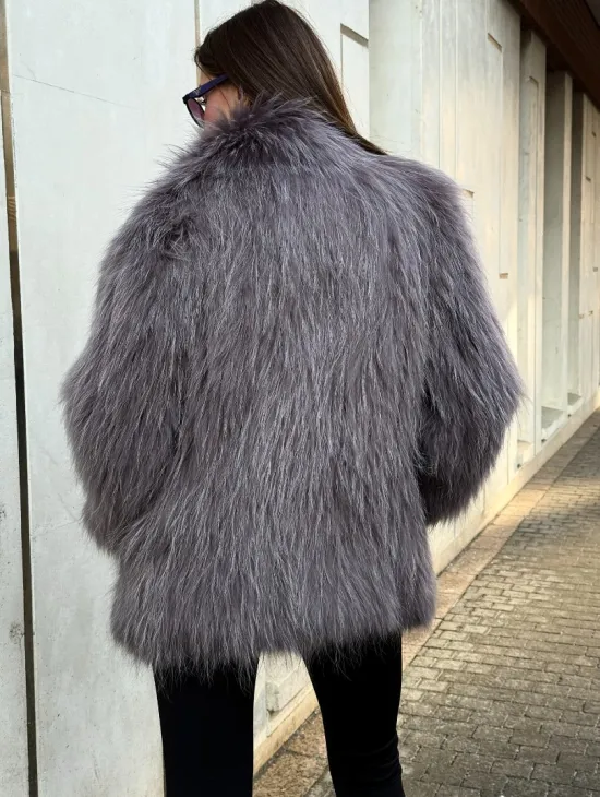 Шуба из меха енота с английским воротником цвет - лаванда