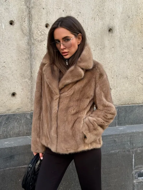 Короткий норковый жакет с английским воротником цвет пастель