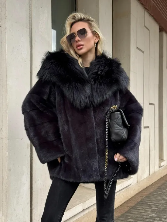 Полушубок норковый автоледи с отделкой из чернобурки на капюшоне