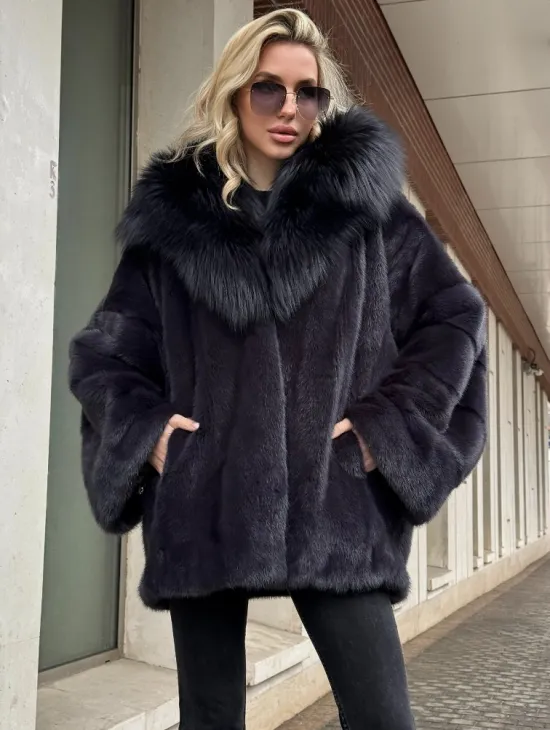 Полушубок норковый автоледи с отделкой из чернобурки на капюшоне