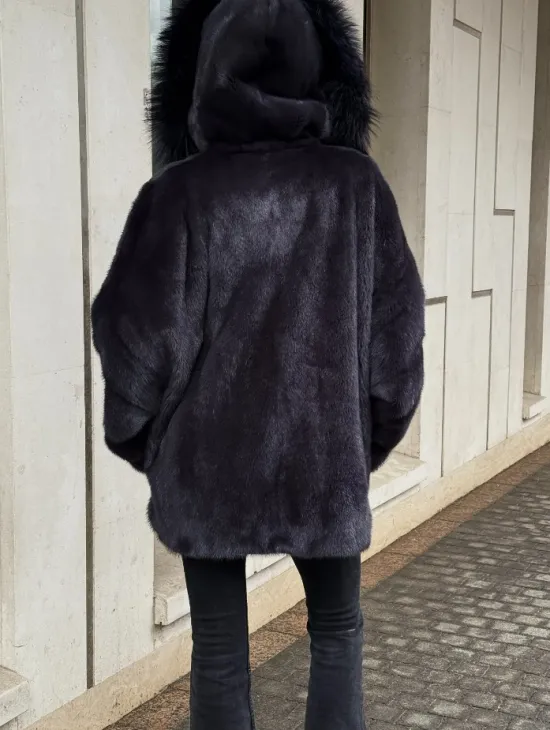 Полушубок норковый автоледи с отделкой из чернобурки на капюшоне