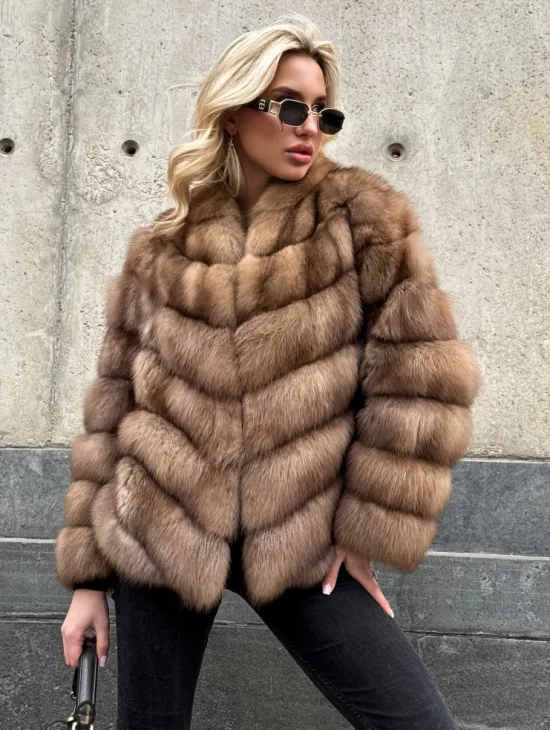 Полушубок из куницы с V-образным воротником