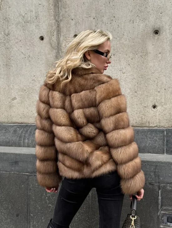 Полушубок из куницы с V-образным воротником