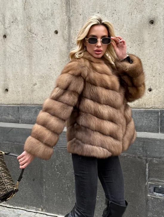 Полушубок из куницы с V-образным воротником