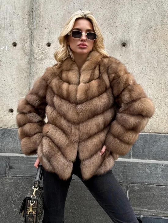Полушубок из куницы с V-образным воротником